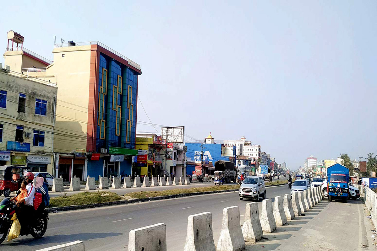 ६ लेनको सडक बन्यो, तर बनेन फुटपाथ 
